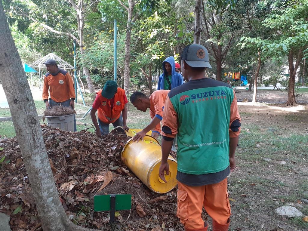 Foto aktifitas acara Pembersihan / Penyapuan Hutan Kota BNI Tibang